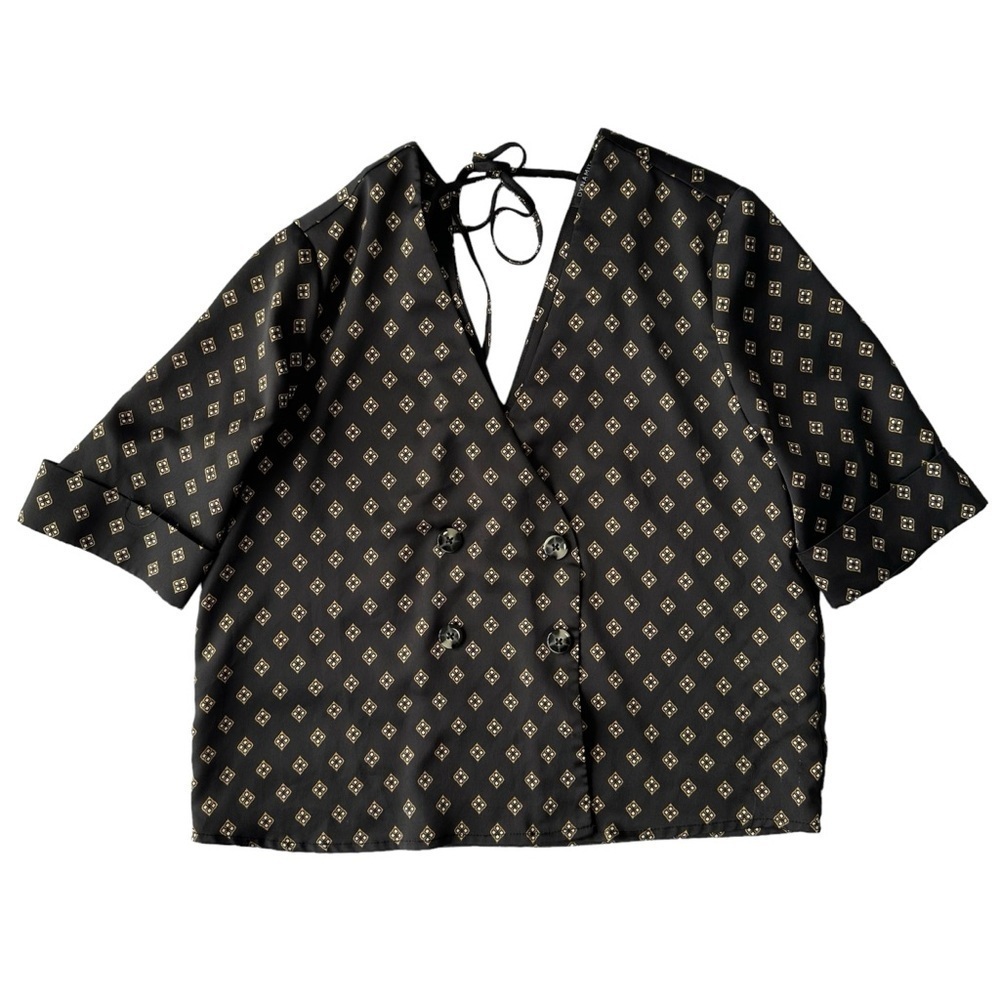 DYNAMITE V-NECK SHORT SLEEVE SATIN TOP IN BLACK WITH GOLD DETAILS  SIZE XS